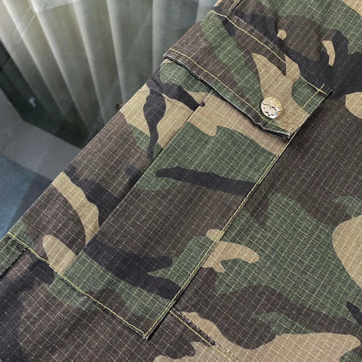 P280 CH Chromehearts camouflage work jeans, priced at 34W level, patchwork cross pattern embellishment, washed jeans! ! An absolutely high-end luxury product, a 1.9W-level god-level single product, a super popular product, made by top heavy industry, a magic weapon that cannot be missed! [About Zangyin] This is an extremely luxurious fashion brand that can also be called the aristocracy of the high street. It has always been an exclusive brand for some hipsters or rich second generations. Compared with ordinary high streets, it is more luxurious and noble. Compared with luxury brands, it is more fashionable and individual. It has always been a brand that I have a special liking for. [Top heavy industry fashion design] Consistently high-street luxury style. Speaking of this style, the Zangyin family and GU family are definitely the leading representative brands. Especially the Zangyin family has really achieved a state-of-the-art effect in creating high-street style. The unique washed material is used to create this style. The color system is already quite eye-catching. After it is decorated with patchwork cross flowers, it cleverly highlights the charm of the brand. Secondly, this style uses classic The high-waist cutting design highlights the long legs and fashionable temperament of the upper body. The brand is highly recognizable and the slim fit configuration is more suitable for daily wear. It is a product that interprets personality, fashion, and specifications at a glance. This single product is enough to make any fan excited. It can be a white T-shirt for a youthful college style, or a tight suspender for a royal style. It has strong matching ability and can be easily controlled by men.  [Materials and craftsmanship] Needless to say, this point goes without saying. As an excellent craftsman brand, Zangyin’s requirements for details and craftsmanship are really perfect. The washed color of this model has gone through so many processes, not to mention the embellishment of denim appliques. It is also purely hand-made and sewn. Just like what they believe in, only hand-made things have soul and have the meaning of wear. A top-notch heavy-duty fashionable denim item, I look forward to your perfect interpretation! !  Color: Camouflage Size: 28-36